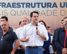 Investimentos do Governo do Estado reforçam o apoio à produção agrícola em Ivaiporã, no Vale do Ivaí (Norte do Paraná). Nesta quinta-feira (26) o governador Carlos Massa Ratinho Junior inaugurou obra de pavimentação de estrada rural e fez a entrega de equipamentos para agricultura, beneficiando 1.350 famílias. O volume de recursos chega a R$ 1,1 milhão. Foto: Rodrigo Felix Leal/ANPr
