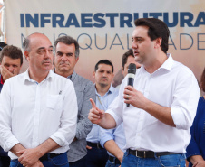 Investimentos do Governo do Estado reforçam o apoio à produção agrícola em Ivaiporã, no Vale do Ivaí (Norte do Paraná). Nesta quinta-feira (26) o governador Carlos Massa Ratinho Junior inaugurou obra de pavimentação de estrada rural e fez a entrega de equipamentos para agricultura, beneficiando 1.350 famílias. O volume de recursos chega a R$ 1,1 milhão. Foto: Rodrigo Felix Leal/ANPr