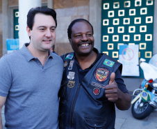 O governador Carlos Massa Ratinho Junior disse neste sábado (27) que o Governo do Paraná prepara, em parceria com motociclistas, uma agenda turística robusta para integrar ainda mais os clubes e potencializar as viagens ao encontro das belezas naturais do Estado. Ele participou das comemorações da 1ª Moto União, no Palácio Iguaçu, evento idealizado pelo Departamento de Trânsito do Paraná (Detran-PR) que passa a fazer parte do calendário estadual em razão do Dia do Motociclista. 