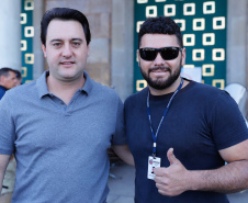 O governador Carlos Massa Ratinho Junior disse neste sábado (27) que o Governo do Paraná prepara, em parceria com motociclistas, uma agenda turística robusta para integrar ainda mais os clubes e potencializar as viagens ao encontro das belezas naturais do Estado. Ele participou das comemorações da 1ª Moto União, no Palácio Iguaçu, evento idealizado pelo Departamento de Trânsito do Paraná (Detran-PR) que passa a fazer parte do calendário estadual em razão do Dia do Motociclista. 