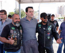 O governador Carlos Massa Ratinho Junior disse neste sábado (27) que o Governo do Paraná prepara, em parceria com motociclistas, uma agenda turística robusta para integrar ainda mais os clubes e potencializar as viagens ao encontro das belezas naturais do Estado. Ele participou das comemorações da 1ª Moto União, no Palácio Iguaçu, evento idealizado pelo Departamento de Trânsito do Paraná (Detran-PR) que passa a fazer parte do calendário estadual em razão do Dia do Motociclista. 