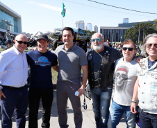 O governador Carlos Massa Ratinho Junior disse neste sábado (27) que o Governo do Paraná prepara, em parceria com motociclistas, uma agenda turística robusta para integrar ainda mais os clubes e potencializar as viagens ao encontro das belezas naturais do Estado. Ele participou das comemorações da 1ª Moto União, no Palácio Iguaçu, evento idealizado pelo Departamento de Trânsito do Paraná (Detran-PR) que passa a fazer parte do calendário estadual em razão do Dia do Motociclista. 