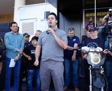 O governador Carlos Massa Ratinho Junior disse neste sábado (27) que o Governo do Paraná prepara, em parceria com motociclistas, uma agenda turística robusta para integrar ainda mais os clubes e potencializar as viagens ao encontro das belezas naturais do Estado. Ele participou das comemorações da 1ª Moto União, no Palácio Iguaçu, evento idealizado pelo Departamento de Trânsito do Paraná (Detran-PR) que passa a fazer parte do calendário estadual em razão do Dia do Motociclista. 