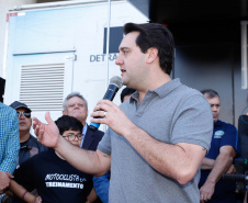 O governador Carlos Massa Ratinho Junior disse neste sábado (27) que o Governo do Paraná prepara, em parceria com motociclistas, uma agenda turística robusta para integrar ainda mais os clubes e potencializar as viagens ao encontro das belezas naturais do Estado. Ele participou das comemorações da 1ª Moto União, no Palácio Iguaçu, evento idealizado pelo Departamento de Trânsito do Paraná (Detran-PR) que passa a fazer parte do calendário estadual em razão do Dia do Motociclista. 