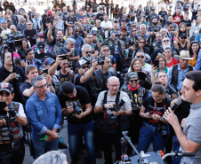 O governador Carlos Massa Ratinho Junior disse neste sábado (27) que o Governo do Paraná prepara, em parceria com motociclistas, uma agenda turística robusta para integrar ainda mais os clubes e potencializar as viagens ao encontro das belezas naturais do Estado. Ele participou das comemorações da 1ª Moto União, no Palácio Iguaçu, evento idealizado pelo Departamento de Trânsito do Paraná (Detran-PR) que passa a fazer parte do calendário estadual em razão do Dia do Motociclista. 