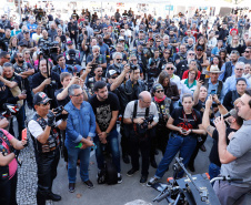 O governador Carlos Massa Ratinho Junior disse neste sábado (27) que o Governo do Paraná prepara, em parceria com motociclistas, uma agenda turística robusta para integrar ainda mais os clubes e potencializar as viagens ao encontro das belezas naturais do Estado. Ele participou das comemorações da 1ª Moto União, no Palácio Iguaçu, evento idealizado pelo Departamento de Trânsito do Paraná (Detran-PR) que passa a fazer parte do calendário estadual em razão do Dia do Motociclista. 