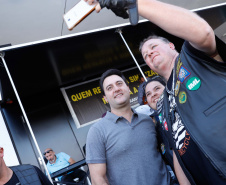 O governador Carlos Massa Ratinho Junior disse neste sábado (27) que o Governo do Paraná prepara, em parceria com motociclistas, uma agenda turística robusta para integrar ainda mais os clubes e potencializar as viagens ao encontro das belezas naturais do Estado. Ele participou das comemorações da 1ª Moto União, no Palácio Iguaçu, evento idealizado pelo Departamento de Trânsito do Paraná (Detran-PR) que passa a fazer parte do calendário estadual em razão do Dia do Motociclista. 