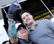 O governador Carlos Massa Ratinho Junior disse neste sábado (27) que o Governo do Paraná prepara, em parceria com motociclistas, uma agenda turística robusta para integrar ainda mais os clubes e potencializar as viagens ao encontro das belezas naturais do Estado. Ele participou das comemorações da 1ª Moto União, no Palácio Iguaçu, evento idealizado pelo Departamento de Trânsito do Paraná (Detran-PR) que passa a fazer parte do calendário estadual em razão do Dia do Motociclista. 