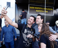 O governador Carlos Massa Ratinho Junior disse neste sábado (27) que o Governo do Paraná prepara, em parceria com motociclistas, uma agenda turística robusta para integrar ainda mais os clubes e potencializar as viagens ao encontro das belezas naturais do Estado. Ele participou das comemorações da 1ª Moto União, no Palácio Iguaçu, evento idealizado pelo Departamento de Trânsito do Paraná (Detran-PR) que passa a fazer parte do calendário estadual em razão do Dia do Motociclista. 