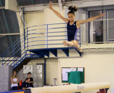 As ginastas paranaenses Carolyne Pedro e Thais Fidelis dos Santos conquistaram a medalha de bronze nos Jogos Pan-Americanos de Lima 2019. A conquista veio na disputa por equipes com a Seleção Brasileira Feminina de Ginástica Artística, que terminou com 158.550 pontos, ficando atrás somente dos Estados Unidos (171.000) e Canadá (160.600). A competição aconteceu no último sábado (27).
Foto: Beto Pacheco/Esporte Paraná