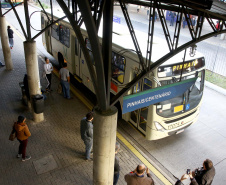 Segurança, praticidade e menos tempo de deslocamento. Essas foram as impressões dos usuários que estreiaram nesta terça-feira (30) a mais nova linha de ônibus metropolitano da Região de Curitiba. Convênio assinado entre o Governo do Estado e a Prefeitura de Curitiba possibilitou a integração entre os terminais de Pinhais e Centenário, na Capital. Com isso, a linha Jardim Iraí foi ampliada e passou a se chamar Pinhais/Centenário.