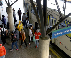 Segurança, praticidade e menos tempo de deslocamento. Essas foram as impressões dos usuários que estreiaram nesta terça-feira (30) a mais nova linha de ônibus metropolitano da Região de Curitiba. Convênio assinado entre o Governo do Estado e a Prefeitura de Curitiba possibilitou a integração entre os terminais de Pinhais e Centenário, na Capital. Com isso, a linha Jardim Iraí foi ampliada e passou a se chamar Pinhais/Centenário.