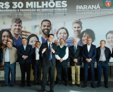 O governador Carlos Massa Ratinho Junior autorizou nesta terça-feira (30) o pagamento das progressões e promoções de carreira do Quadro Próprio do Poder Executivo (QPPE) e dos Servidores da Secretaria de Estado da Saúde (QPSS). A implantação dos avanços representa um investimento de R$ 30 milhões na folha do Estado.