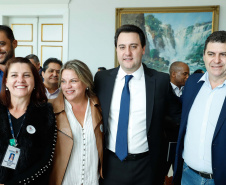 O governador Carlos Massa Ratinho Junior autorizou nesta terça-feira (30) o pagamento das progressões e promoções de carreira do Quadro Próprio do Poder Executivo (QPPE) e dos Servidores da Secretaria de Estado da Saúde (QPSS). A implantação dos avanços representa um investimento de R$ 30 milhões na folha do Estado.