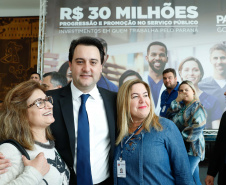 O governador Carlos Massa Ratinho Junior autorizou nesta terça-feira (30) o pagamento das progressões e promoções de carreira do Quadro Próprio do Poder Executivo (QPPE) e dos Servidores da Secretaria de Estado da Saúde (QPSS). A implantação dos avanços representa um investimento de R$ 30 milhões na folha do Estado.