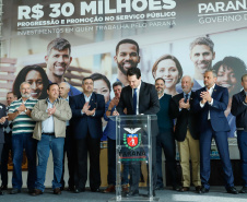 O governador Carlos Massa Ratinho Junior autorizou nesta terça-feira (30) o pagamento das progressões e promoções de carreira do Quadro Próprio do Poder Executivo (QPPE) e dos Servidores da Secretaria de Estado da Saúde (QPSS). A implantação dos avanços representa um investimento de R$ 30 milhões na folha do Estado.