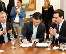 

A Copel renovou a parceria que mantém há 30 anos com a Associação das Emissoras de Radiodifusão do Paraná (Aerp) para a veiculação de mensagens de utilidade pública sobre fornecimento, geração e transmissão de energia. O convênio foi assinado nesta terça-feira (30), no Palácio Iguaçu, pelo governador Carlos Massa Ratinho Junior, o presidente da Copel, Daniel Pimentel Slaviero; o presidente da Aerp, Alexandre Barros, e o secretário da Comunicação Social e da Cultura, Hudson José.