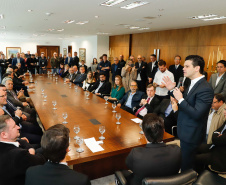 

A Copel renovou a parceria que mantém há 30 anos com a Associação das Emissoras de Radiodifusão do Paraná (Aerp) para a veiculação de mensagens de utilidade pública sobre fornecimento, geração e transmissão de energia. O convênio foi assinado nesta terça-feira (30), no Palácio Iguaçu, pelo governador Carlos Massa Ratinho Junior, o presidente da Copel, Daniel Pimentel Slaviero; o presidente da Aerp, Alexandre Barros, e o secretário da Comunicação Social e da Cultura, Hudson José.