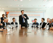 

A Copel renovou a parceria que mantém há 30 anos com a Associação das Emissoras de Radiodifusão do Paraná (Aerp) para a veiculação de mensagens de utilidade pública sobre fornecimento, geração e transmissão de energia. O convênio foi assinado nesta terça-feira (30), no Palácio Iguaçu, pelo governador Carlos Massa Ratinho Junior, o presidente da Copel, Daniel Pimentel Slaviero; o presidente da Aerp, Alexandre Barros, e o secretário da Comunicação Social e da Cultura, Hudson José.