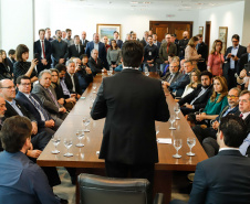 

A Copel renovou a parceria que mantém há 30 anos com a Associação das Emissoras de Radiodifusão do Paraná (Aerp) para a veiculação de mensagens de utilidade pública sobre fornecimento, geração e transmissão de energia. O convênio foi assinado nesta terça-feira (30), no Palácio Iguaçu, pelo governador Carlos Massa Ratinho Junior, o presidente da Copel, Daniel Pimentel Slaviero; o presidente da Aerp, Alexandre Barros, e o secretário da Comunicação Social e da Cultura, Hudson José.