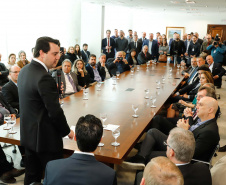 

A Copel renovou a parceria que mantém há 30 anos com a Associação das Emissoras de Radiodifusão do Paraná (Aerp) para a veiculação de mensagens de utilidade pública sobre fornecimento, geração e transmissão de energia. O convênio foi assinado nesta terça-feira (30), no Palácio Iguaçu, pelo governador Carlos Massa Ratinho Junior, o presidente da Copel, Daniel Pimentel Slaviero; o presidente da Aerp, Alexandre Barros, e o secretário da Comunicação Social e da Cultura, Hudson José.