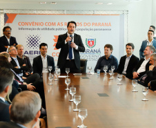 

A Copel renovou a parceria que mantém há 30 anos com a Associação das Emissoras de Radiodifusão do Paraná (Aerp) para a veiculação de mensagens de utilidade pública sobre fornecimento, geração e transmissão de energia. O convênio foi assinado nesta terça-feira (30), no Palácio Iguaçu, pelo governador Carlos Massa Ratinho Junior, o presidente da Copel, Daniel Pimentel Slaviero; o presidente da Aerp, Alexandre Barros, e o secretário da Comunicação Social e da Cultura, Hudson José.