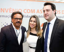 

A Copel renovou a parceria que mantém há 30 anos com a Associação das Emissoras de Radiodifusão do Paraná (Aerp) para a veiculação de mensagens de utilidade pública sobre fornecimento, geração e transmissão de energia. O convênio foi assinado nesta terça-feira (30), no Palácio Iguaçu, pelo governador Carlos Massa Ratinho Junior, o presidente da Copel, Daniel Pimentel Slaviero; o presidente da Aerp, Alexandre Barros, e o secretário da Comunicação Social e da Cultura, Hudson José.