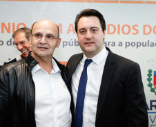 

A Copel renovou a parceria que mantém há 30 anos com a Associação das Emissoras de Radiodifusão do Paraná (Aerp) para a veiculação de mensagens de utilidade pública sobre fornecimento, geração e transmissão de energia. O convênio foi assinado nesta terça-feira (30), no Palácio Iguaçu, pelo governador Carlos Massa Ratinho Junior, o presidente da Copel, Daniel Pimentel Slaviero; o presidente da Aerp, Alexandre Barros, e o secretário da Comunicação Social e da Cultura, Hudson José.