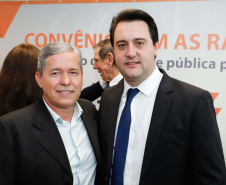 

A Copel renovou a parceria que mantém há 30 anos com a Associação das Emissoras de Radiodifusão do Paraná (Aerp) para a veiculação de mensagens de utilidade pública sobre fornecimento, geração e transmissão de energia. O convênio foi assinado nesta terça-feira (30), no Palácio Iguaçu, pelo governador Carlos Massa Ratinho Junior, o presidente da Copel, Daniel Pimentel Slaviero; o presidente da Aerp, Alexandre Barros, e o secretário da Comunicação Social e da Cultura, Hudson José.