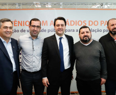 

A Copel renovou a parceria que mantém há 30 anos com a Associação das Emissoras de Radiodifusão do Paraná (Aerp) para a veiculação de mensagens de utilidade pública sobre fornecimento, geração e transmissão de energia. O convênio foi assinado nesta terça-feira (30), no Palácio Iguaçu, pelo governador Carlos Massa Ratinho Junior, o presidente da Copel, Daniel Pimentel Slaviero; o presidente da Aerp, Alexandre Barros, e o secretário da Comunicação Social e da Cultura, Hudson José.