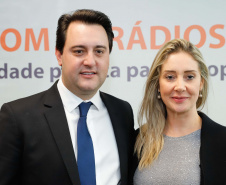

A Copel renovou a parceria que mantém há 30 anos com a Associação das Emissoras de Radiodifusão do Paraná (Aerp) para a veiculação de mensagens de utilidade pública sobre fornecimento, geração e transmissão de energia. O convênio foi assinado nesta terça-feira (30), no Palácio Iguaçu, pelo governador Carlos Massa Ratinho Junior, o presidente da Copel, Daniel Pimentel Slaviero; o presidente da Aerp, Alexandre Barros, e o secretário da Comunicação Social e da Cultura, Hudson José.