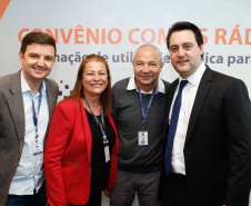 

A Copel renovou a parceria que mantém há 30 anos com a Associação das Emissoras de Radiodifusão do Paraná (Aerp) para a veiculação de mensagens de utilidade pública sobre fornecimento, geração e transmissão de energia. O convênio foi assinado nesta terça-feira (30), no Palácio Iguaçu, pelo governador Carlos Massa Ratinho Junior, o presidente da Copel, Daniel Pimentel Slaviero; o presidente da Aerp, Alexandre Barros, e o secretário da Comunicação Social e da Cultura, Hudson José.