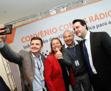 

A Copel renovou a parceria que mantém há 30 anos com a Associação das Emissoras de Radiodifusão do Paraná (Aerp) para a veiculação de mensagens de utilidade pública sobre fornecimento, geração e transmissão de energia. O convênio foi assinado nesta terça-feira (30), no Palácio Iguaçu, pelo governador Carlos Massa Ratinho Junior, o presidente da Copel, Daniel Pimentel Slaviero; o presidente da Aerp, Alexandre Barros, e o secretário da Comunicação Social e da Cultura, Hudson José.