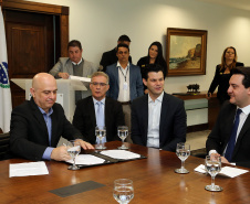 A Copel renovou a parceria que mantém há 30 anos com a Associação das Emissoras de Radiodifusão do Paraná (Aerp) para a veiculação de mensagens de utilidade pública sobre fornecimento, geração e transmissão de energia
