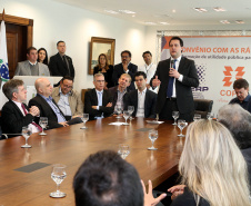 A Copel renovou a parceria que mantém há 30 anos com a Associação das Emissoras de Radiodifusão do Paraná (Aerp) para a veiculação de mensagens de utilidade pública sobre fornecimento, geração e transmissão de energia