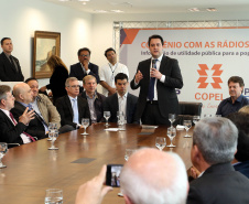 A Copel renovou a parceria que mantém há 30 anos com a Associação das Emissoras de Radiodifusão do Paraná (Aerp) para a veiculação de mensagens de utilidade pública sobre fornecimento, geração e transmissão de energia