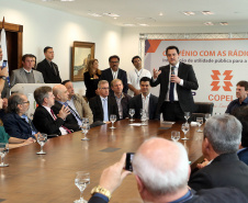 A Copel renovou a parceria que mantém há 30 anos com a Associação das Emissoras de Radiodifusão do Paraná (Aerp) para a veiculação de mensagens de utilidade pública sobre fornecimento, geração e transmissão de energia