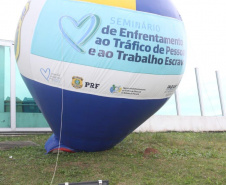 O secretário da Justiça, Família e Trabalho, Ney Leprevost, propôs a adoção de ações permanentes no combate ao tráfico de seres humanos no Brasil. A declaração foi dada nesta terça-feira (30/07), durante o 3º Seminário de Enfrentamento ao Tráfico de Pessoas e ao Trabalho Escravo, realizado pela Sejuf em parceria com a Polícia Rodoviária Federal (PRF-PR) em alusão ao Dia Mundial de Combate ao Tráfico de Pessoas. Foto:Divulgação/SEJUF