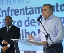O secretário da Justiça, Família e Trabalho, Ney Leprevost, propôs a adoção de ações permanentes no combate ao tráfico de seres humanos no Brasil. A declaração foi dada nesta terça-feira (30/07), durante o 3º Seminário de Enfrentamento ao Tráfico de Pessoas e ao Trabalho Escravo, realizado pela Sejuf em parceria com a Polícia Rodoviária Federal (PRF-PR) em alusão ao Dia Mundial de Combate ao Tráfico de Pessoas. Foto:Divulgação/SEJUF