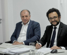 A Fomento Paraná é a mais nova instituição estadual a aderir aos Objetivos de Desenvolvimento Sustentável (ODS). O termo de compromisso foi assinado nesta terça (30) pelo diretor-presidente da instituição, Heraldo Neves, a vice-presidente do Conselho Estadual de Desenvolvimento Econômico e Social do Paraná (Cedes), Keli Guimarães, e o secretário de Estado do Desenvolvimento Urbano e Obras Públicas, João Carlos Ortega. fOTO: Divulgação/Fomento Paraná
