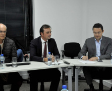A Fomento Paraná é a mais nova instituição estadual a aderir aos Objetivos de Desenvolvimento Sustentável (ODS). O termo de compromisso foi assinado nesta terça (30) pelo diretor-presidente da instituição, Heraldo Neves, a vice-presidente do Conselho Estadual de Desenvolvimento Econômico e Social do Paraná (Cedes), Keli Guimarães, e o secretário de Estado do Desenvolvimento Urbano e Obras Públicas, João Carlos Ortega. fOTO: Divulgação/Fomento Paraná