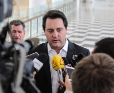 O governador Carlos Massa Ratinho Junior assina nesta quarta-feira (31), no Palácio Iguaçu, em Curitiba, convênio com o Consórcio Paraná Saúde para repasse de recursos destinados à compra de medicamentos. Os medicamentos são para a Farmácia Paraná, que faz parte do sistema público de saúde e atende gratuitamente a população pelo SUS. Curitiba, 31/07/2019 -Foto: Geraldo Bubniak/ANPr