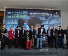 O governador Carlos Massa Ratinho Junior assina nesta quarta-feira (31), no Palácio Iguaçu, em Curitiba, convênio com o Consórcio Paraná Saúde para repasse de recursos destinados à compra de medicamentos. Os medicamentos são para a Farmácia Paraná, que faz parte do sistema público de saúde e atende gratuitamente a população pelo SUS. Curitiba, 31/07/2019 -Foto: Geraldo Bubniak/ANPr