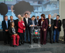O governador Carlos Massa Ratinho Junior assina nesta quarta-feira (31), no Palácio Iguaçu, em Curitiba, convênio com o Consórcio Paraná Saúde para repasse de recursos destinados à compra de medicamentos. Os medicamentos são para a Farmácia Paraná, que faz parte do sistema público de saúde e atende gratuitamente a população pelo SUS. Curitiba, 31/07/2019 -Foto: Geraldo Bubniak/ANPr