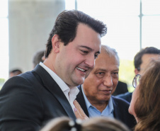 O governador Carlos Massa Ratinho Junior assina nesta quarta-feira (31), no Palácio Iguaçu, em Curitiba, convênio com o Consórcio Paraná Saúde para repasse de recursos destinados à compra de medicamentos. Os medicamentos são para a Farmácia Paraná, que faz parte do sistema público de saúde e atende gratuitamente a população pelo SUS. Curitiba, 31/07/2019 -Foto: Geraldo Bubniak/ANPr
