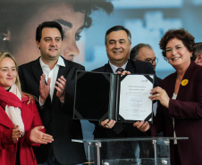 O governador Carlos Massa Ratinho Junior assina nesta quarta-feira (31), no Palácio Iguaçu, em Curitiba, convênio com o Consórcio Paraná Saúde para repasse de recursos destinados à compra de medicamentos. Os medicamentos são para a Farmácia Paraná, que faz parte do sistema público de saúde e atende gratuitamente a população pelo SUS. Curitiba, 31/07/2019 -Foto: Geraldo Bubniak/ANPr