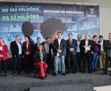O governador Carlos Massa Ratinho Junior assina nesta quarta-feira (31), no Palácio Iguaçu, em Curitiba, convênio com o Consórcio Paraná Saúde para repasse de recursos destinados à compra de medicamentos. Os medicamentos são para a Farmácia Paraná, que faz parte do sistema público de saúde e atende gratuitamente a população pelo SUS. Curitiba, 31/07/2019 -Foto: Geraldo Bubniak/ANPr
