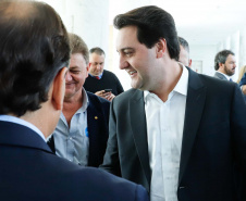 O governador Carlos Massa Ratinho Junior assinou nesta quarta-feira (31), no Palácio Iguaçu, um convênio com o Governo Federal que permitiu o repasse de R$ 102 milhões para o Consórcio Paraná Saúde, que, em parceria com 398 municípios, compra e faz a administração de medicamentos para atender a população pelo Sistema Único de Saúde (SUS).