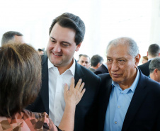 O governador Carlos Massa Ratinho Junior assinou nesta quarta-feira (31), no Palácio Iguaçu, um convênio com o Governo Federal que permitiu o repasse de R$ 102 milhões para o Consórcio Paraná Saúde, que, em parceria com 398 municípios, compra e faz a administração de medicamentos para atender a população pelo Sistema Único de Saúde (SUS).