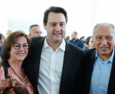 O governador Carlos Massa Ratinho Junior assinou nesta quarta-feira (31), no Palácio Iguaçu, um convênio com o Governo Federal que permitiu o repasse de R$ 102 milhões para o Consórcio Paraná Saúde, que, em parceria com 398 municípios, compra e faz a administração de medicamentos para atender a população pelo Sistema Único de Saúde (SUS).